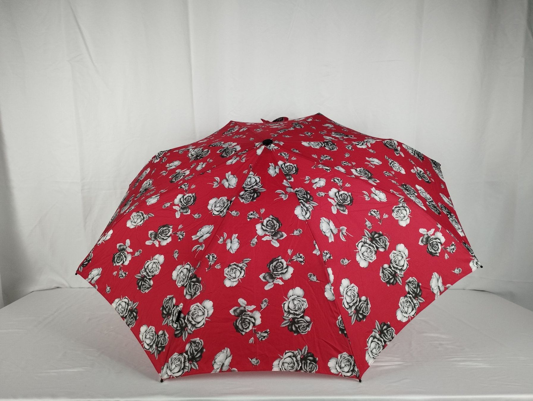 Knirps Regenschirme: KNIRPS Regenschirm mit Rosenmuster – Gebraucht aus Schübelbach von Restwert_Schubelbach