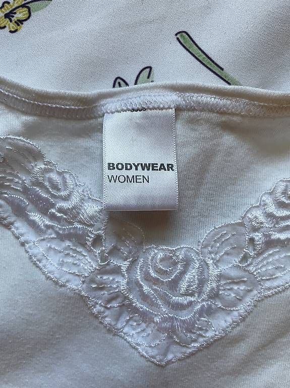 Tops: Weisses damen-top mit spitze – Gebraucht aus Studen SZ von _jasi7307_ 2