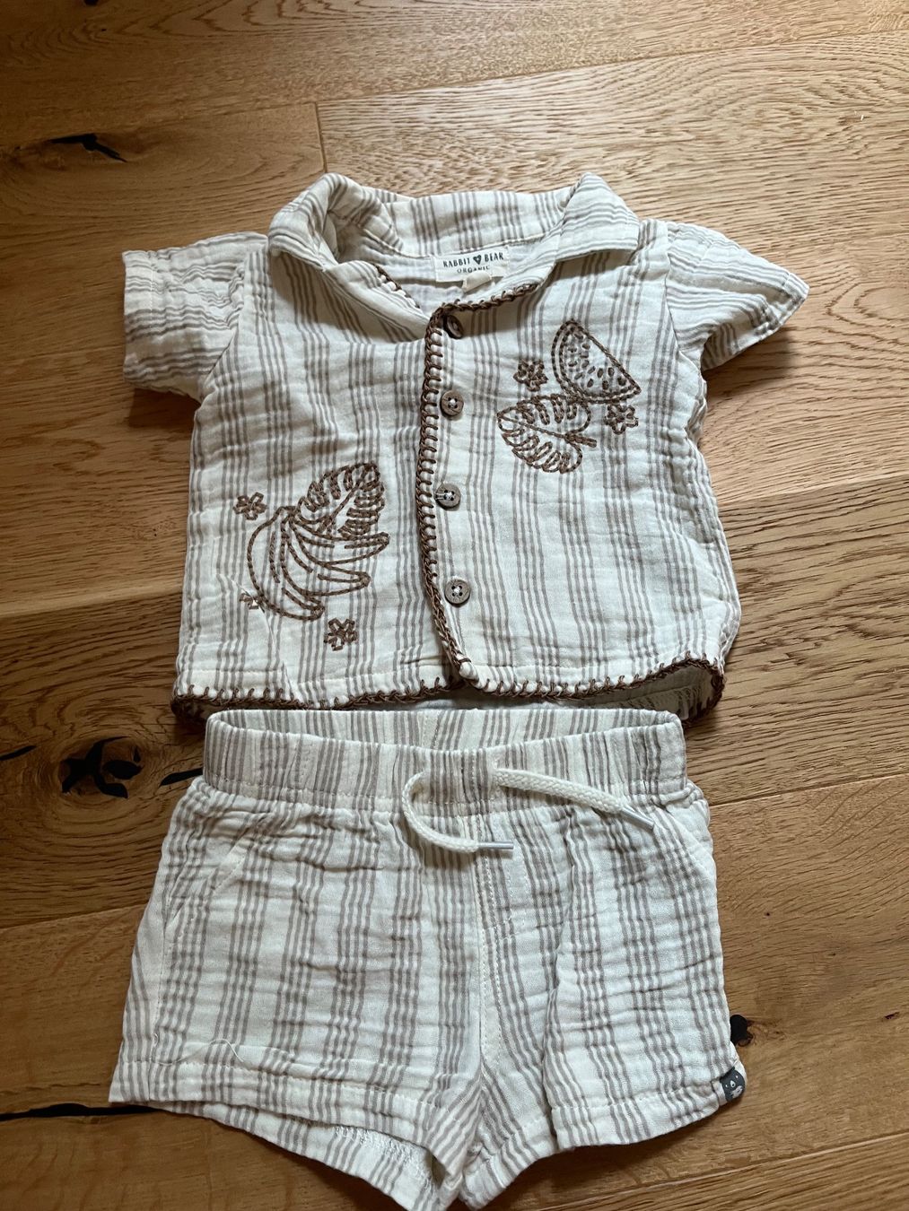 Kleiderpakete & -sets: Kurzarmhemd und Shorts von Rabbit + Bear – Gebraucht aus Islikon von jul_76j2