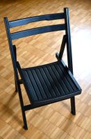 chaises pliantes en bois, parfaites pour l'été.