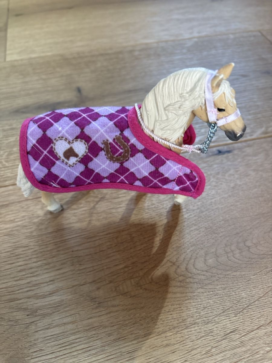Schleich Spielzeuge: Schleich Pferde mit Decken und Halfter (11) – Gebraucht aus Meiringen von enilorac2000 2