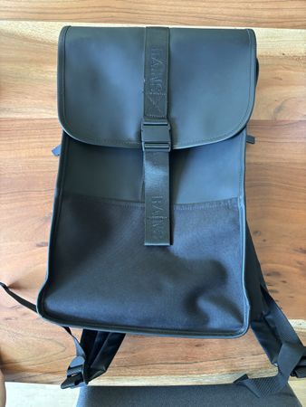 Neuwertiger schwarzer Rains Rucksack