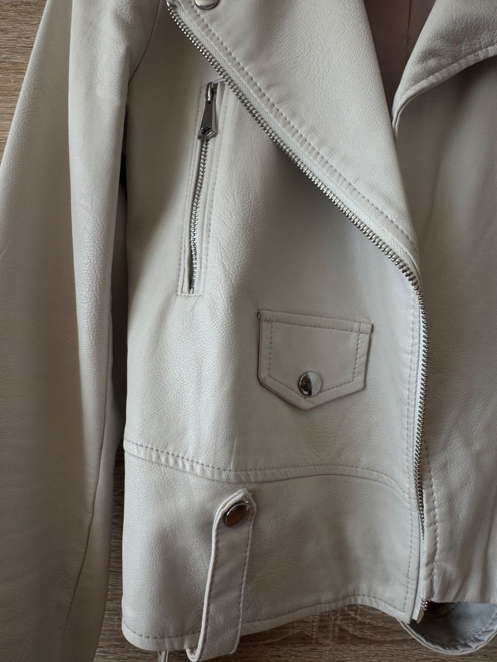 Tally Weijl Giacche: Veste faux cuire beige clair – Usato da Montreux venduto da Izapechee 1