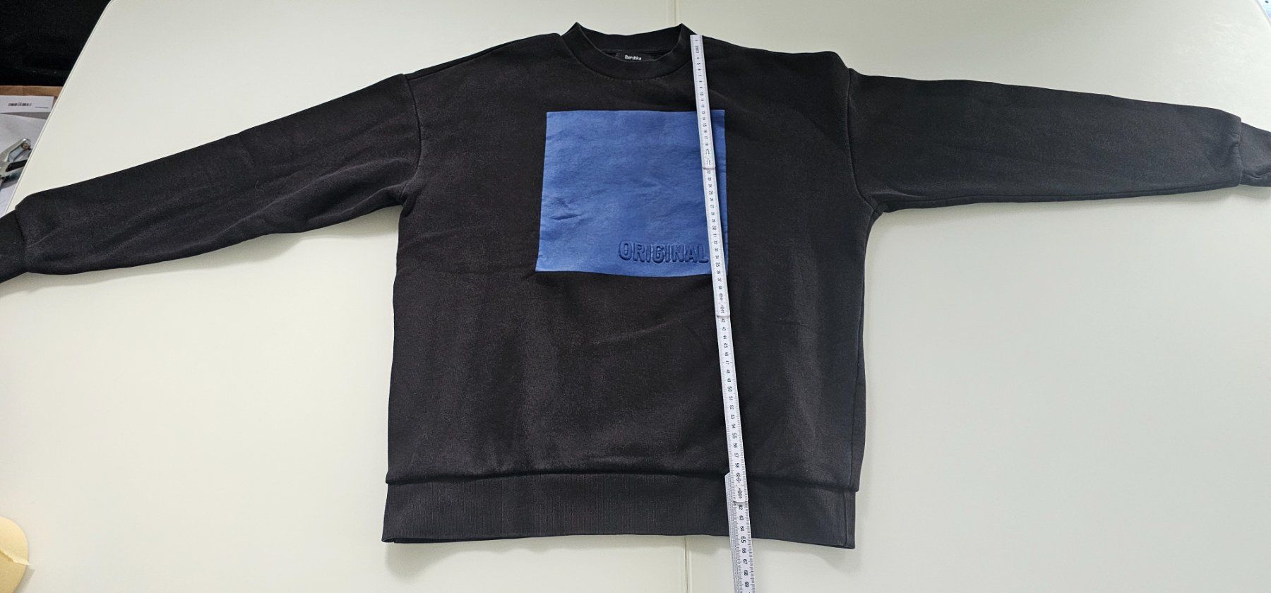 Bershka Maglioni & Felpe: Schwarzer Bershka Pullover mit blauem Detail, Grösse S – Usato da Azmoos venduto da Jadejo