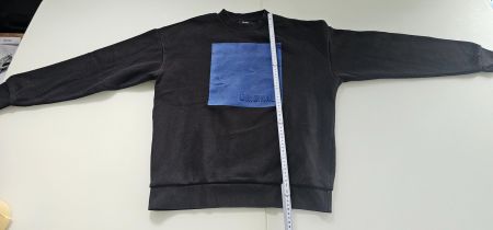 Schwarzer Bershka Pullover mit blauem Detail, Grösse S