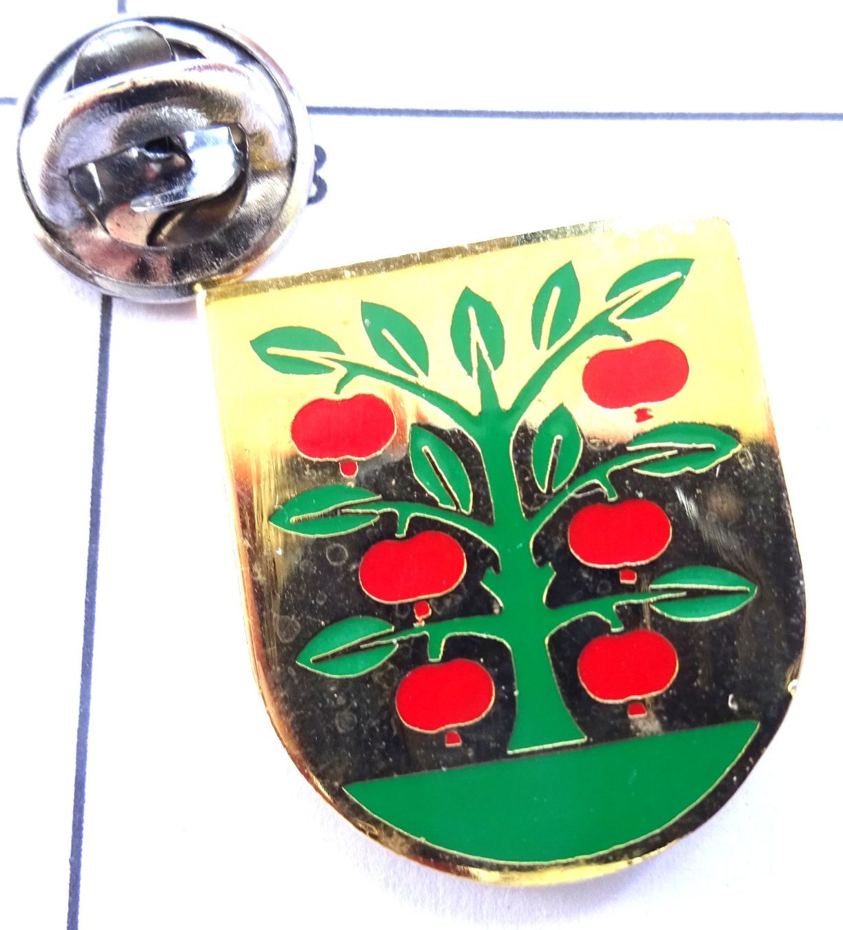 Plaketten & Abzeichen: Pin BAUM  6 Äpfel  Wappen – Gebraucht aus Utzenstorf von BUtter81