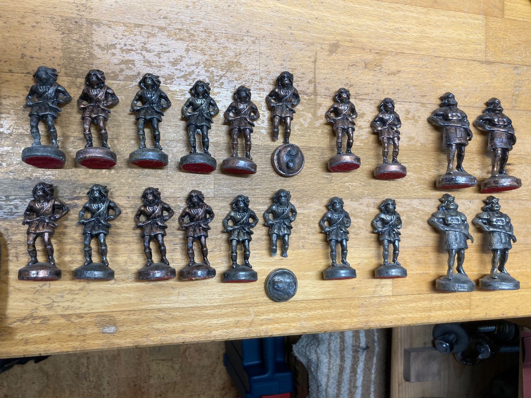 Spiele: Schachspiel, Figuren alt – Defekt aus Lommiswil von Hosi88