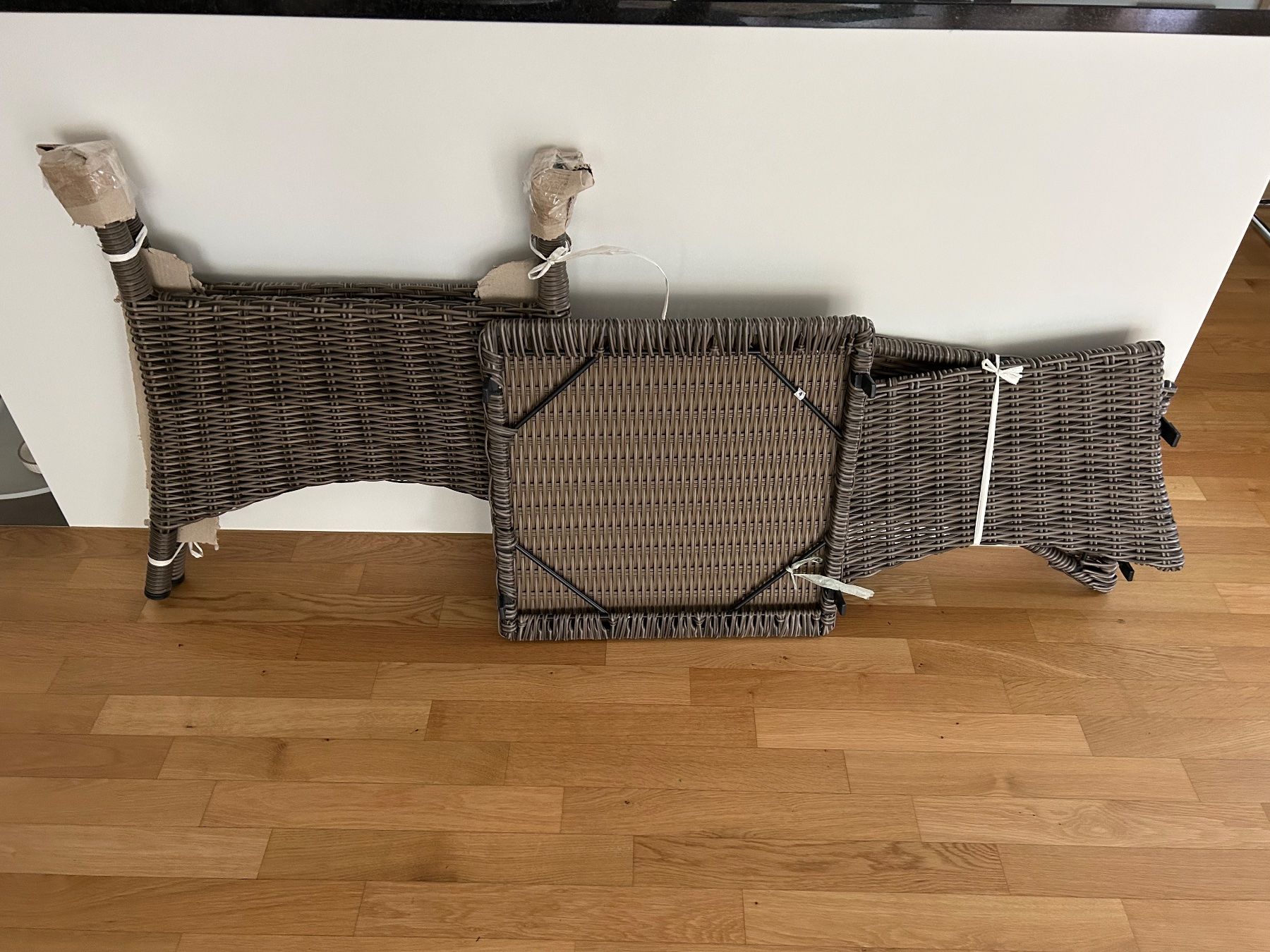 Tische: Gartentisch Rund Polyrattan 99.- – Neu (gemäss Beschreibung) aus Siebnen von  4