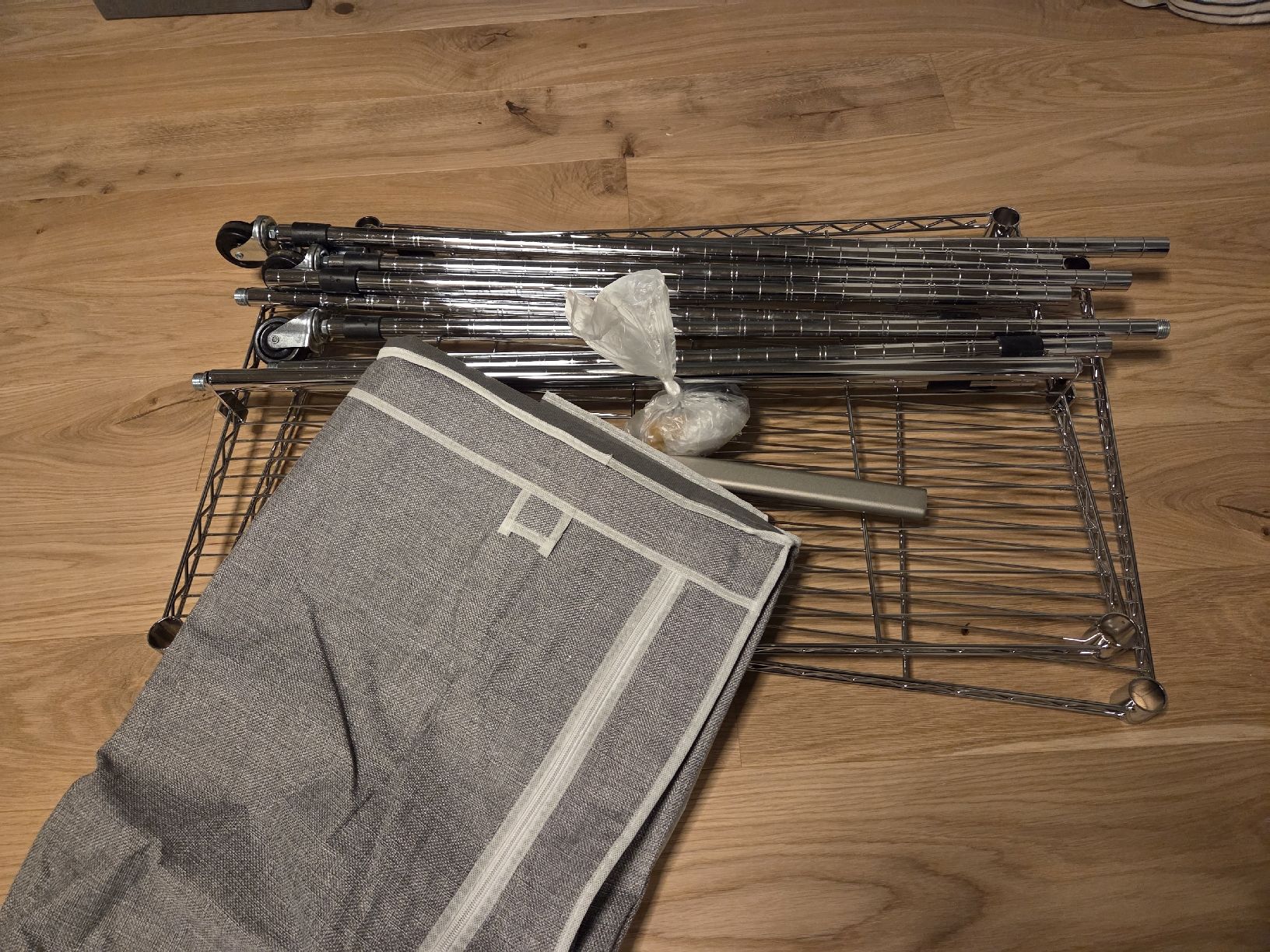 Altro in Decorazioni & Accessori: Kleiderständer/Rollgarderobe/Mottenschr. mit Abdeckung, grau – Usato da Steffisburg venduto da __riis__ 1
