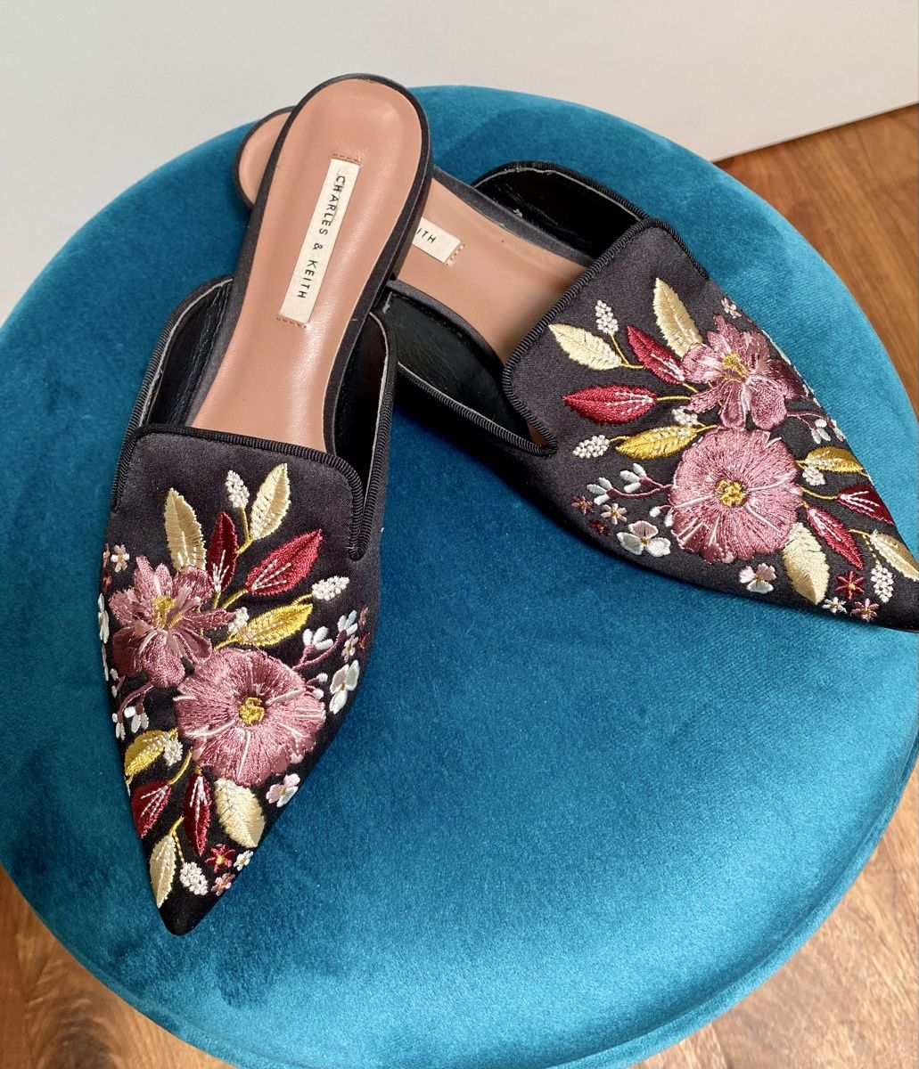 Scarpe da donna: Charles & Keith Mules, Schwarz, Blumenmuster🌸 – Nuovo (secondo la descrizione) da Wettswil venduto da Elsol