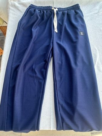 bequem Geschnittene Hose, verstellbarer Bund + Seitentaschen