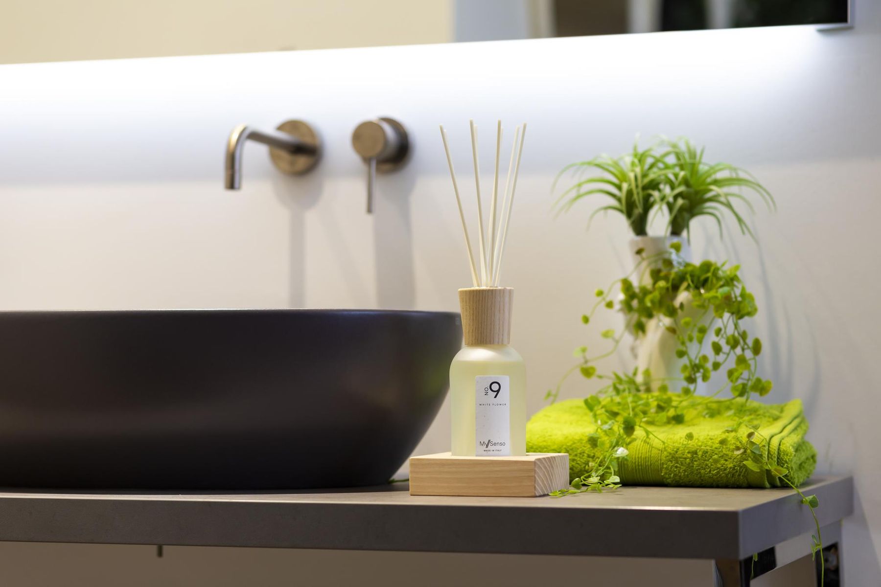 Diffusori di oli essenziali: °9 White Flower Premium Diffusor – Nuovo e nell'imballaggio originale da Bremgarten AG venduto da simpliCH 2