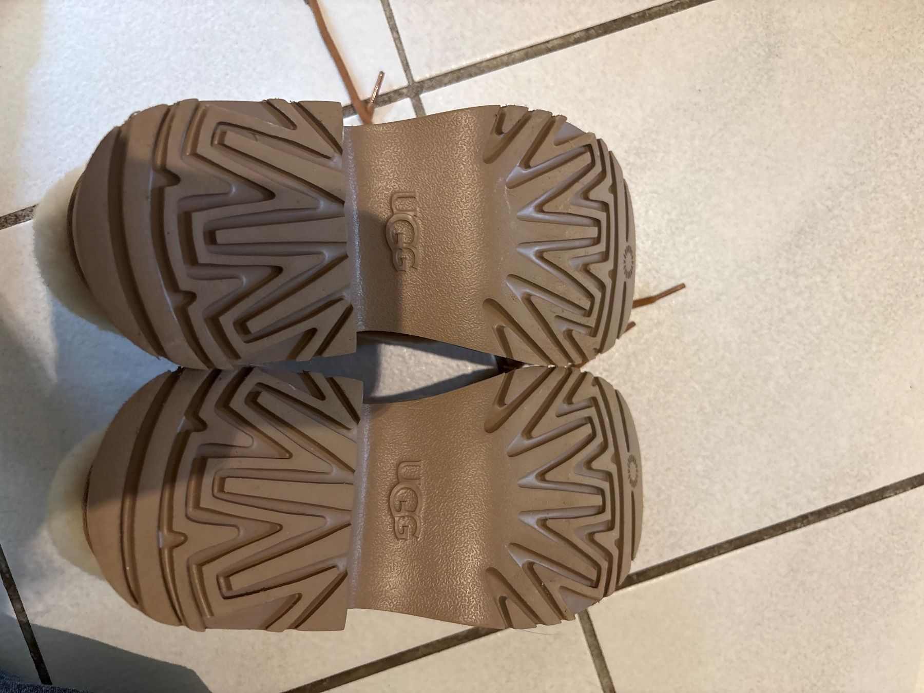 Damenschuhe: UGG Esmee Schnürstiefel – Gebraucht aus Möhlin von cha_z76n 2