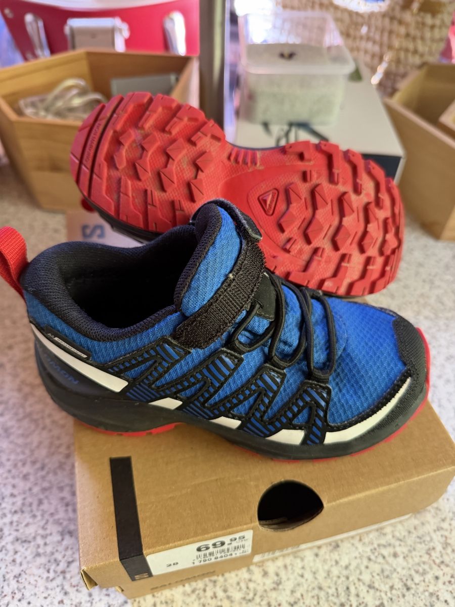 Adidas Chaussures garçon: Kinderschuhe 3x Gr.28 – D'occasion à La Garde (Sembrancher) par jan_b6mp 2