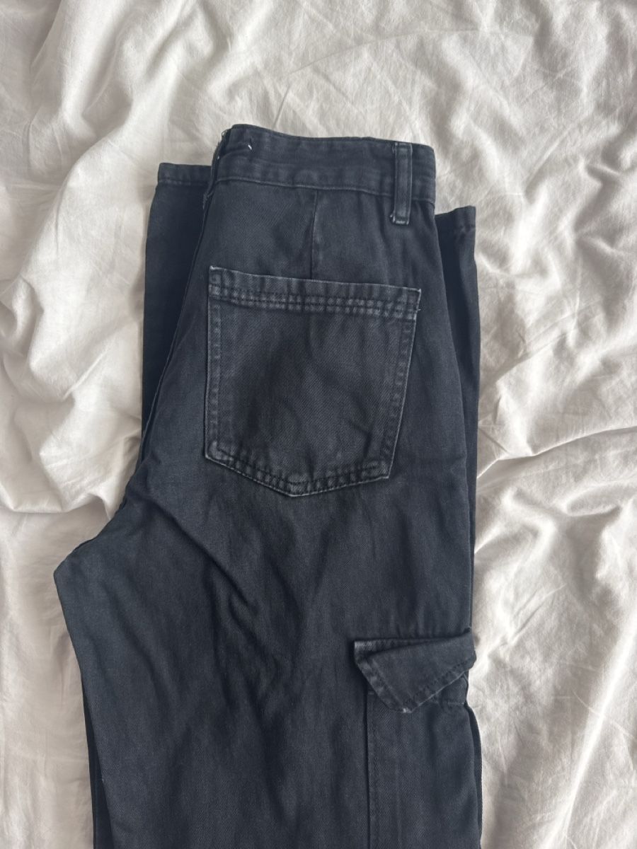 Stradivarius Jeans: Pantalon cargo noir Stradivarius - taille 36/S  – Usato da Malleray venduto da sam_9bkx