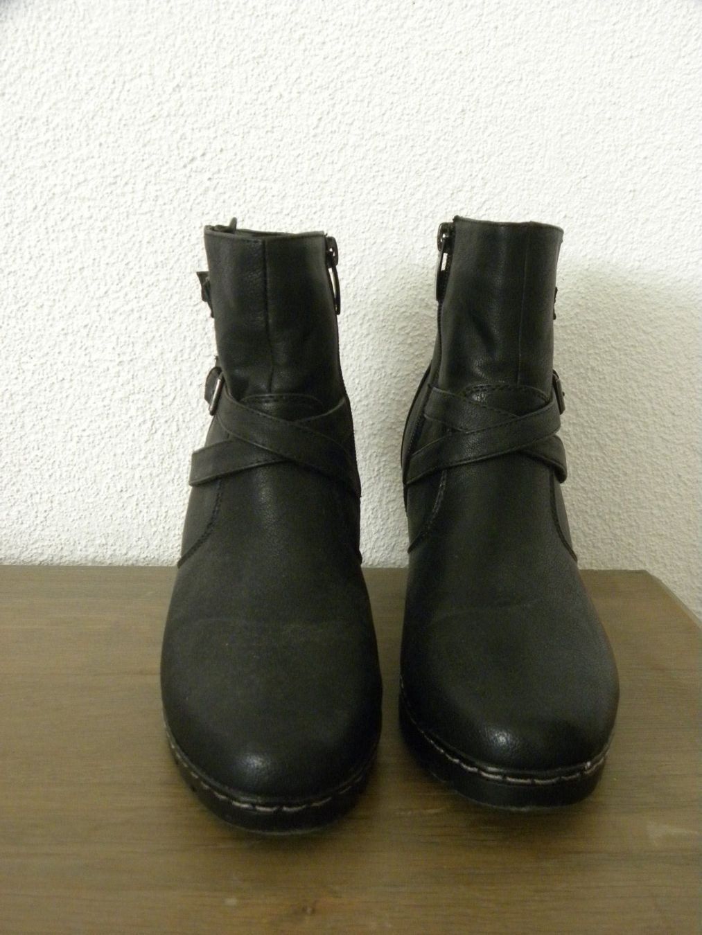 Chaussures femmes: Stiefeletten schwarz Gr. 38 – D'occasion à WALTERSWIL SO par thb_ybm8 1