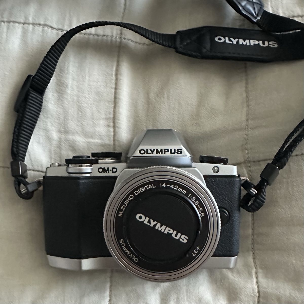 Olympus Fotocamera: Olympus OM-D E-M10 – Usato da Zürich venduto da Nomase10.