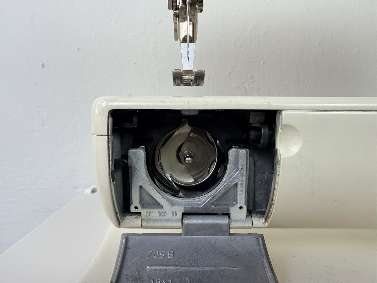 Bernina Nähmaschinen: Bernina 831, guter Zustand – Gebraucht aus Basel von A-Z-B 5