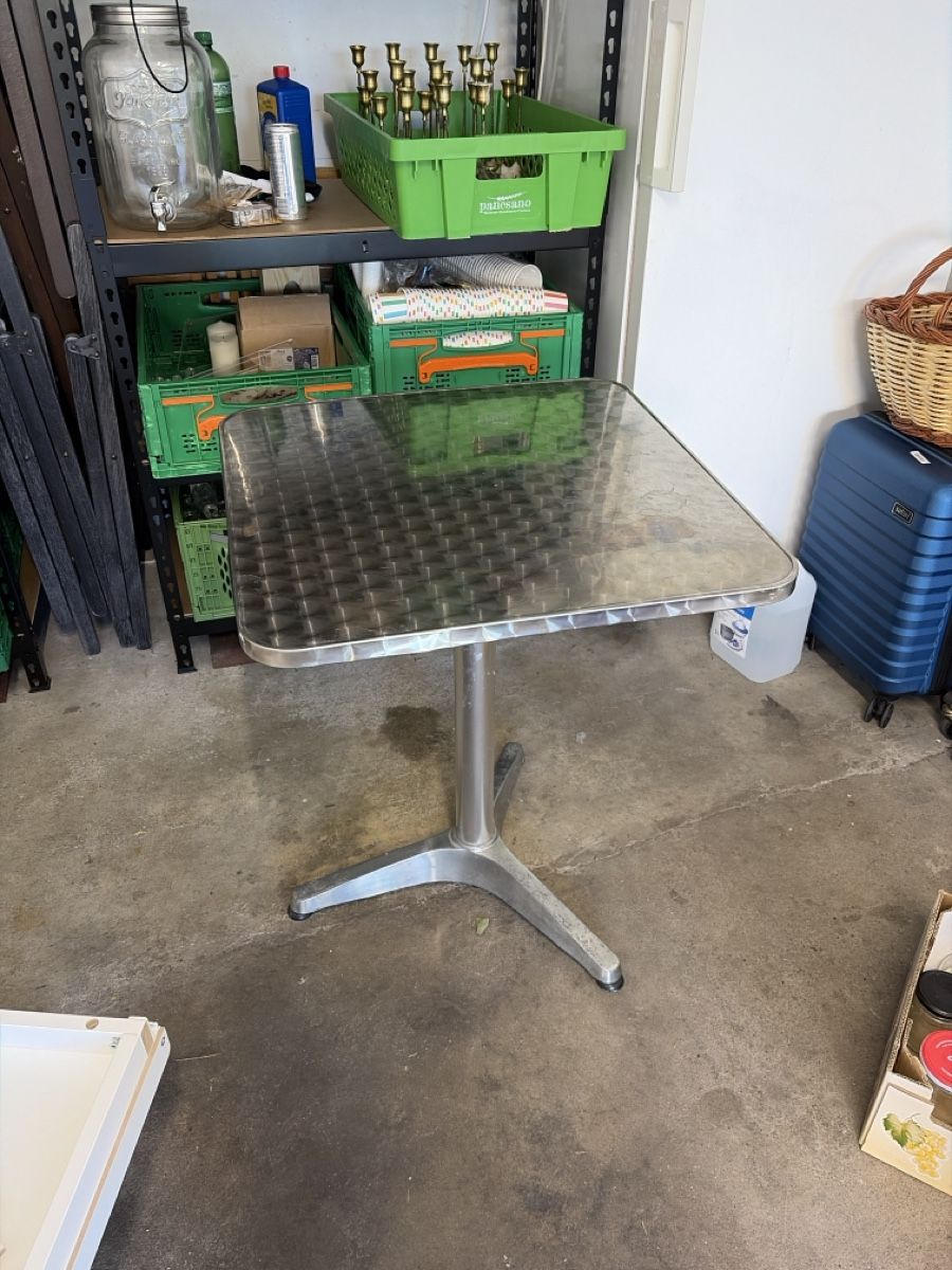 Tavoli: Metal table – Usato da Oberglatt ZH venduto da Sara.paolo