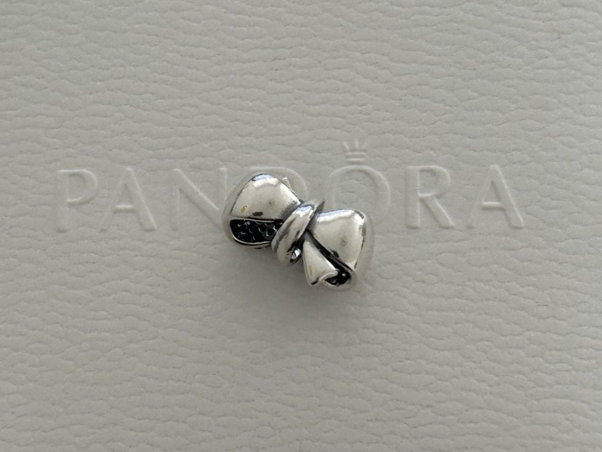 Pandora Ciondoli: Pandora Funkelnde Schleife Charm – Nuovo (secondo la descrizione) da Rheinfelden venduto da Boutique_Luxe 1