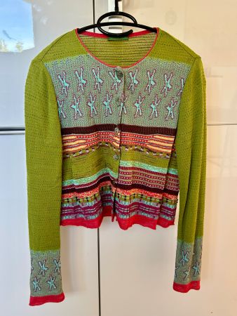 Verspielte Strickjacke bunt gemustert mit Knopfleiste