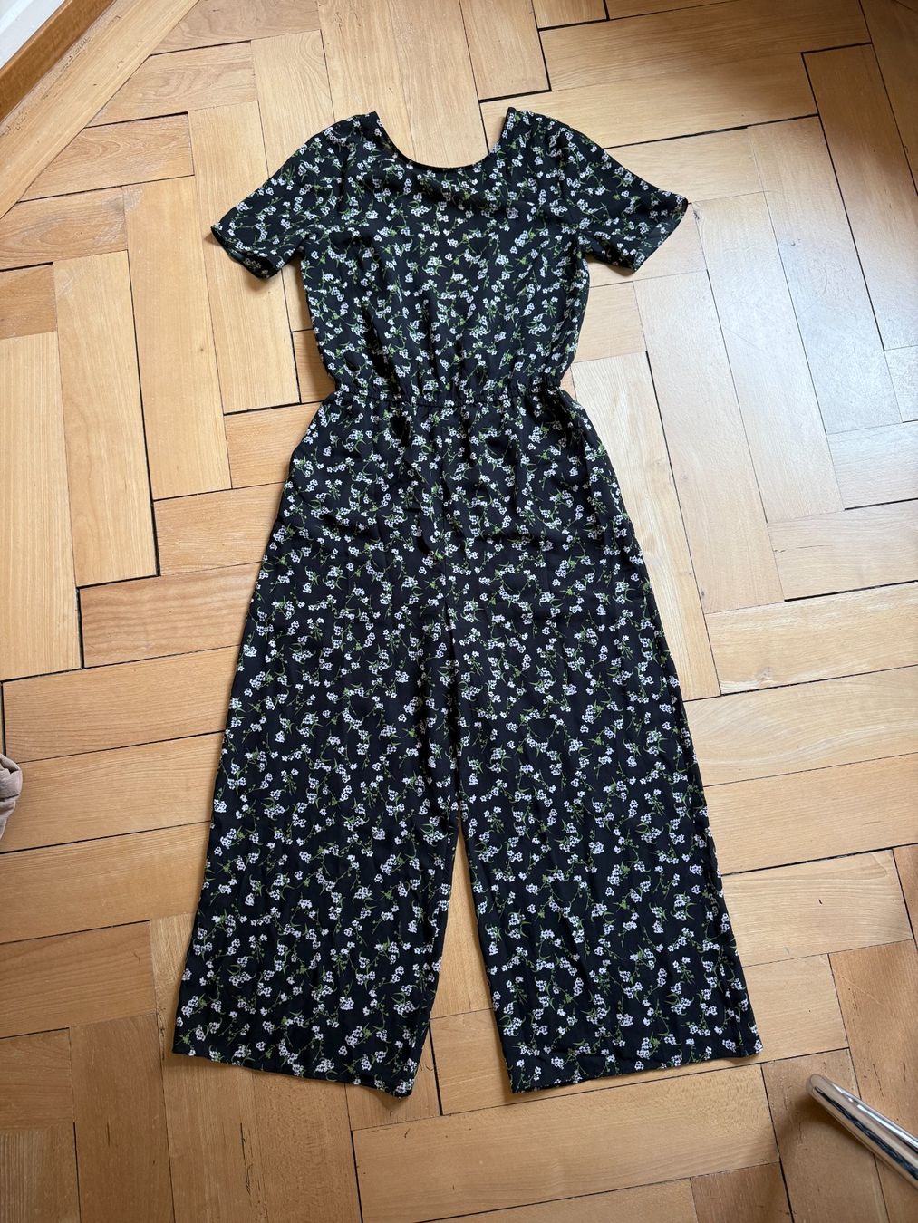 Tute: ENVII - Jumpsuit schwarz geblümt M – Usato da Zürich venduto da Diazaio