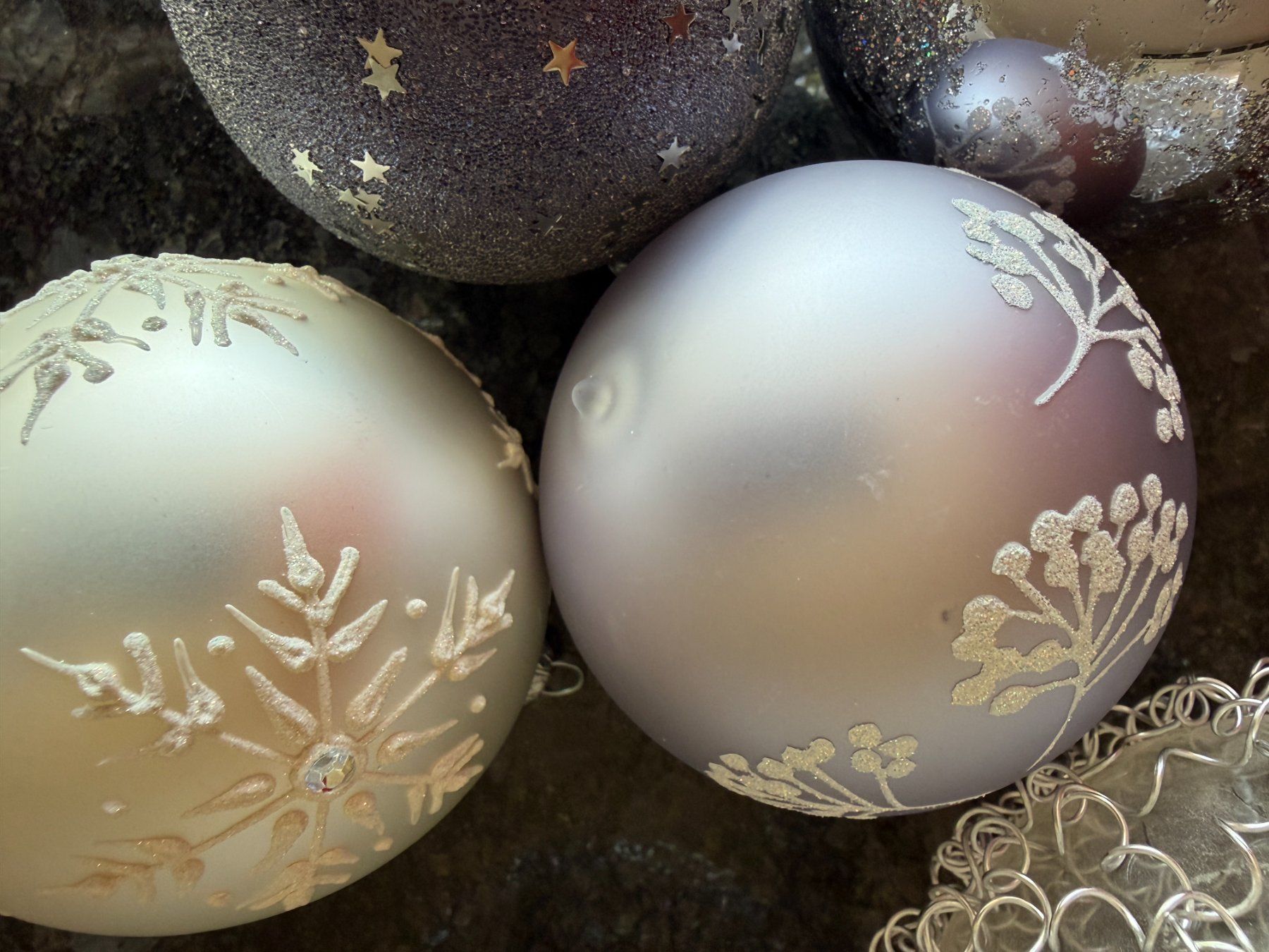 Alle Dekorationen: Weihnachtskugeln, Christbaumkugeln, 7 Stk., Silber, Weiss – Neu (gemäss Beschreibung) aus Wohlen b. Bern von cookiemonster 3