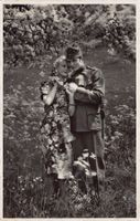 Romantik: Junges Paar, Soldat mit Bajonett, datiert 1939
