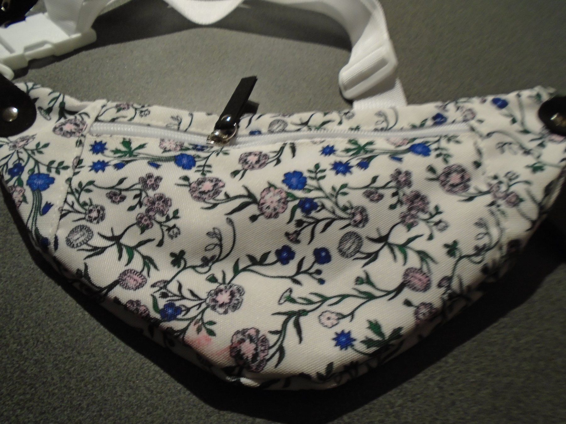 Taschen für Damen: Bauchtasche weiss/Blumenmuster – Gebraucht aus Zürich von abraxas1291 1
