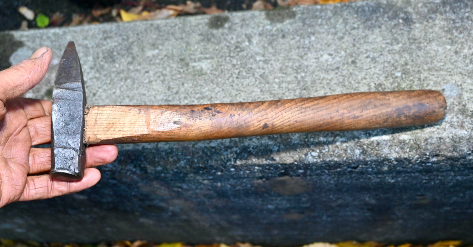 Tutti gli attrezzi: alter geschmiedeter Spitzhammer L 34cm – Usato da Pfaffhausen venduto da mono_rec