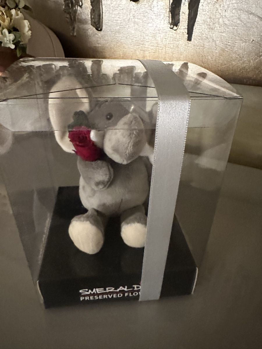 Statuette: Elefant mit einer ewigen Rose – Nuovo e nell'imballaggio originale da Sevelen venduto da Stopglobal. 1