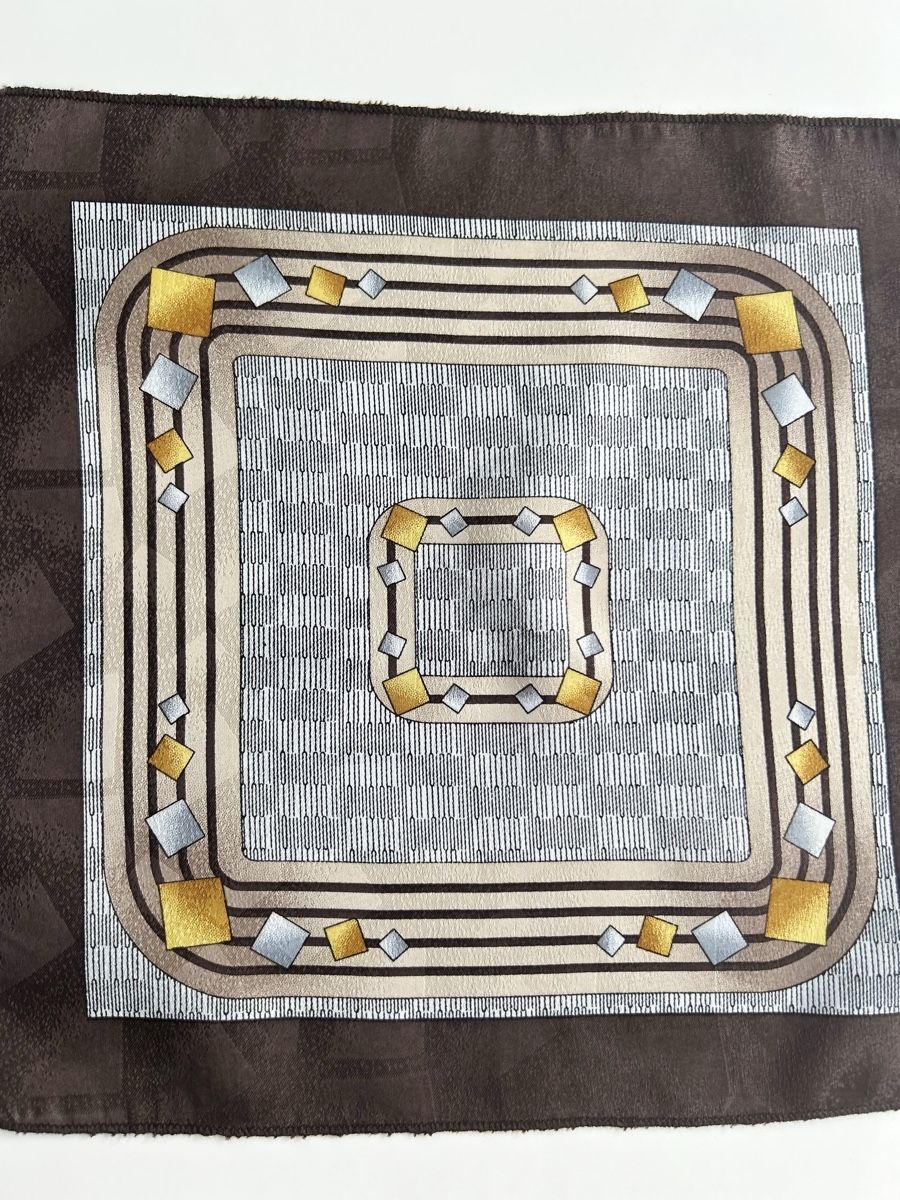 Foulards, Tücher & Schals: Brown Silk Scarf with Geometric Pattern – Neu (gemäss Beschreibung) aus Saland von ele_vc96 1