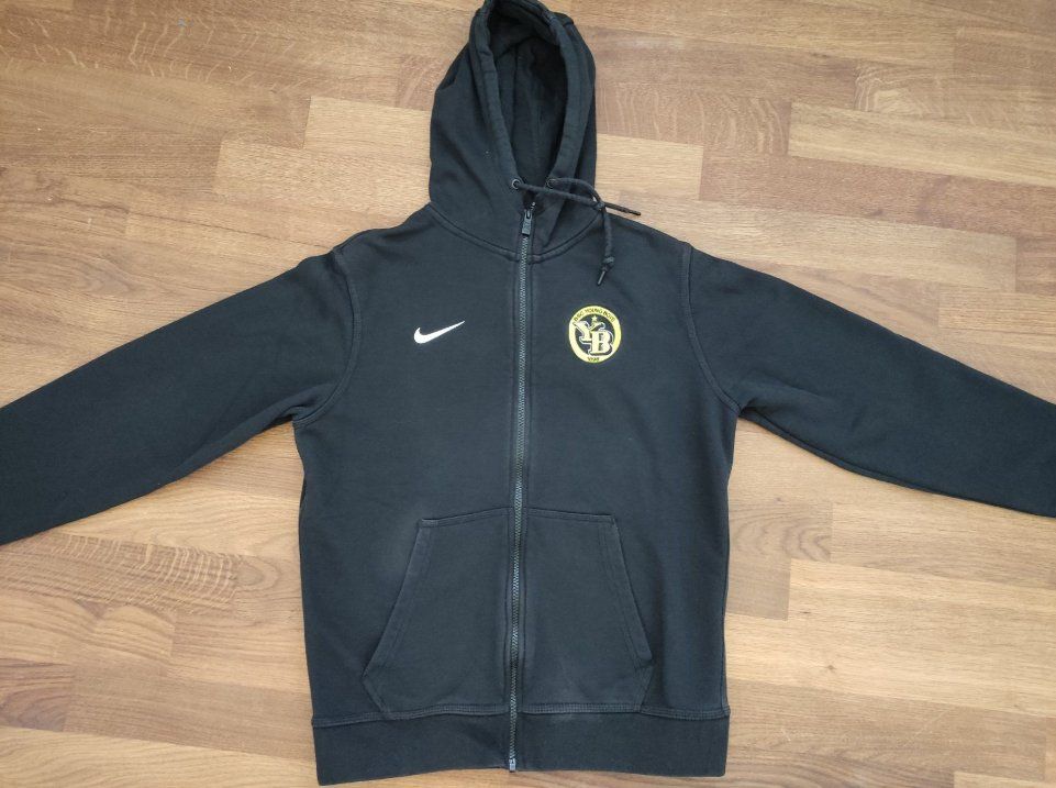 Nike Jacken: Young Boys Kapuzenjacke Gr M – Gebraucht aus Hemberg von kun_5pyb