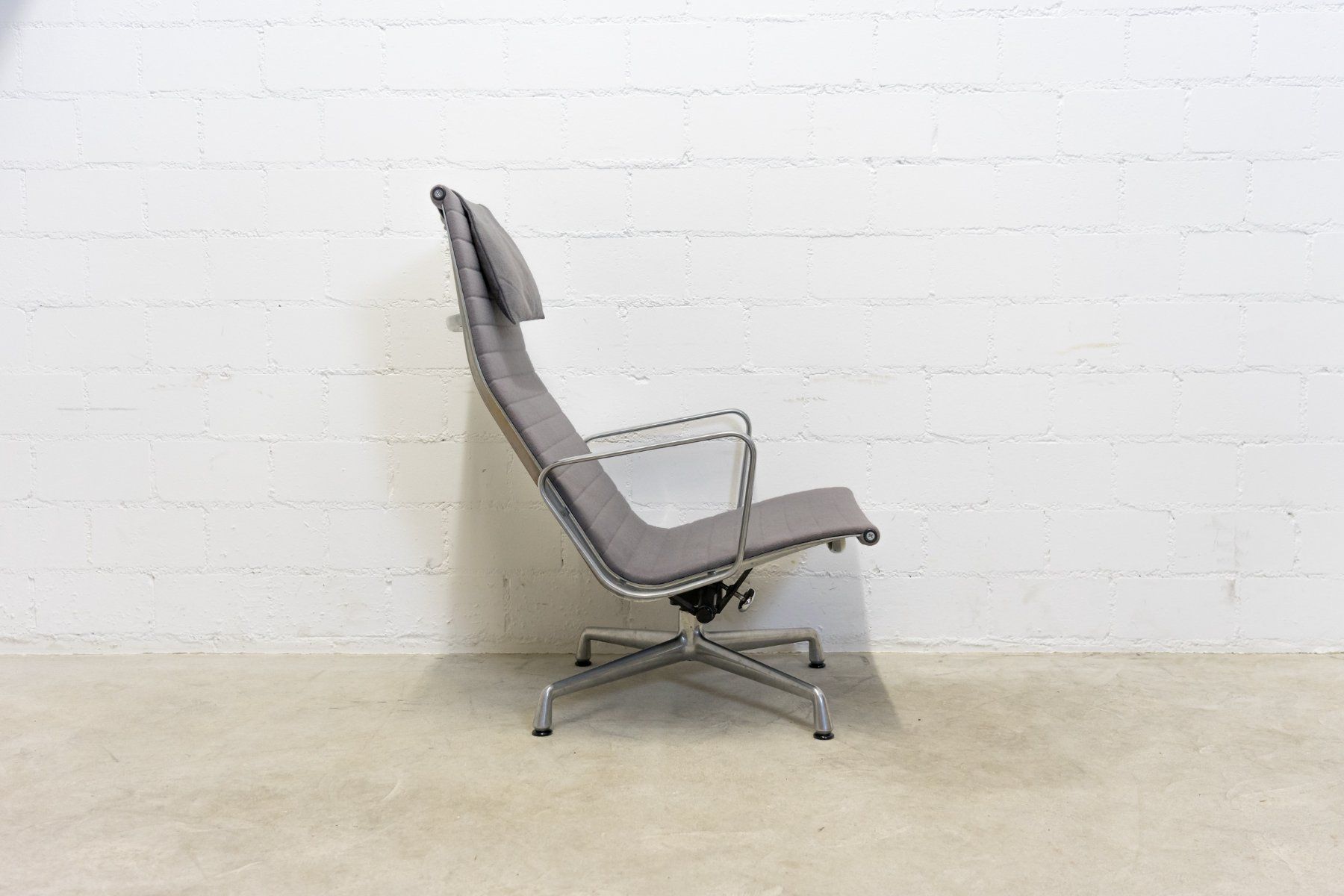 Vitra Sessel: Vitra Eames Aluminium Chair EA 124 - Lieferung möglich – Gebraucht aus Schaffhausen von Studio-Ara 2