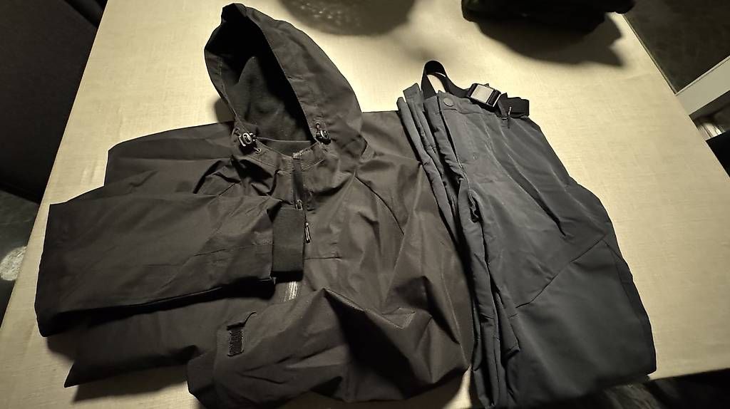 Decathlon Giacche & Cappotti: Veste et pantalon taille 12 ans – Usato da Baar venduto da kclausse
