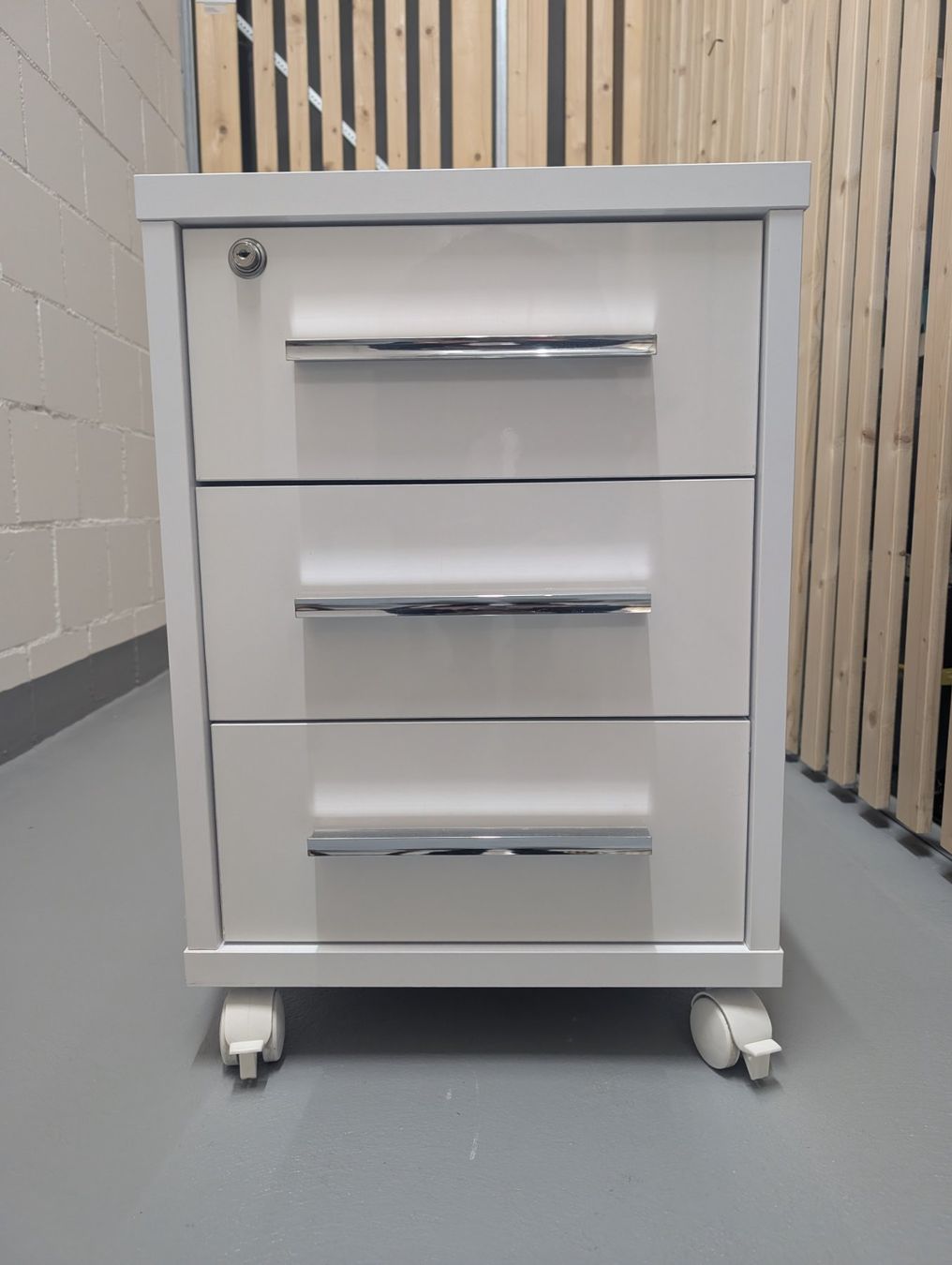 Eléments de bureau: Weisser Rollcontainer mit 3 Schubladen, abschliessbar. – D'occasion à Wohlenschwil par woimgruenen 1