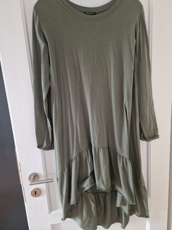 Kleid khaki XL mit Rüschen unten wunderschön Raffiniert.