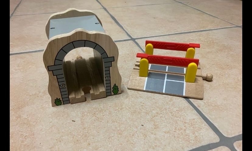 Giocattoli: Holzeisenbahn Tunnel+Schranken – Usato da Summaprada venduto da hirschuh506 3