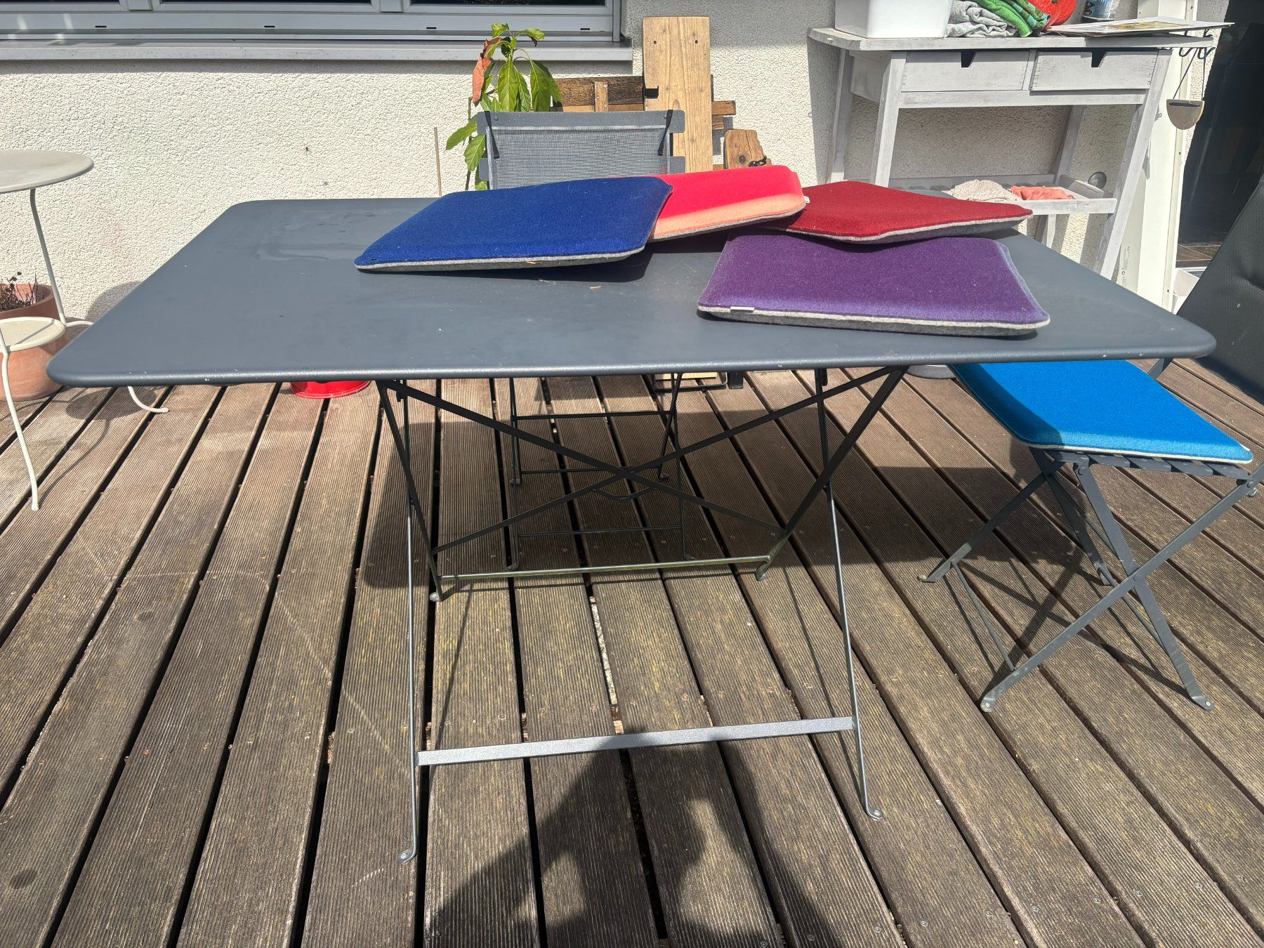 Set di tavolo e panche: Gartentisch mit zwei Stühlen – Usato da Brütten venduto da bru_vm8d 1