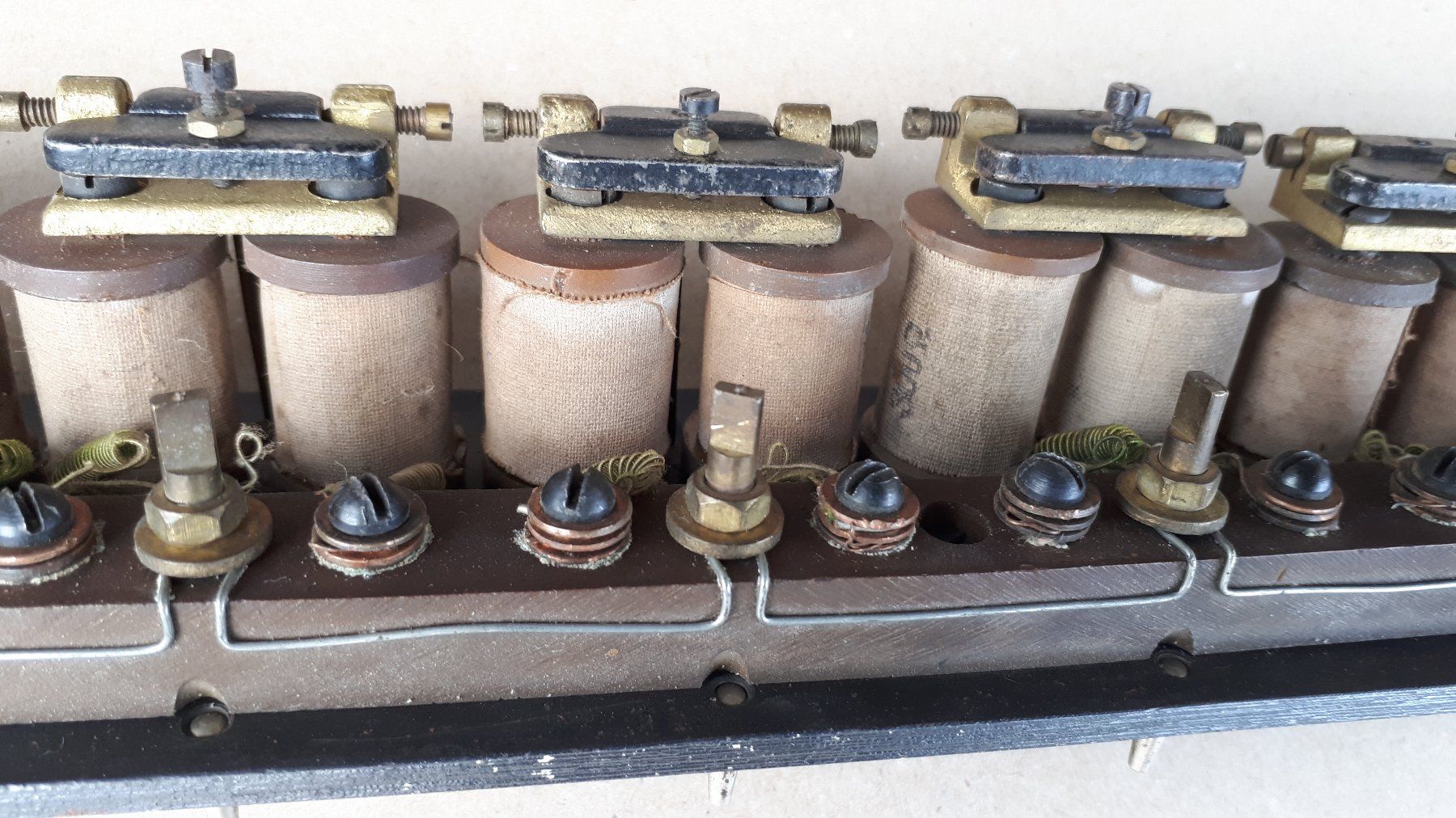 Interruttori: Antike Elektromechanische Fallklappenleiste – Usato da Madiswil venduto da 20gls 5