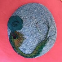 Petit chapeau rond à plumes rétro