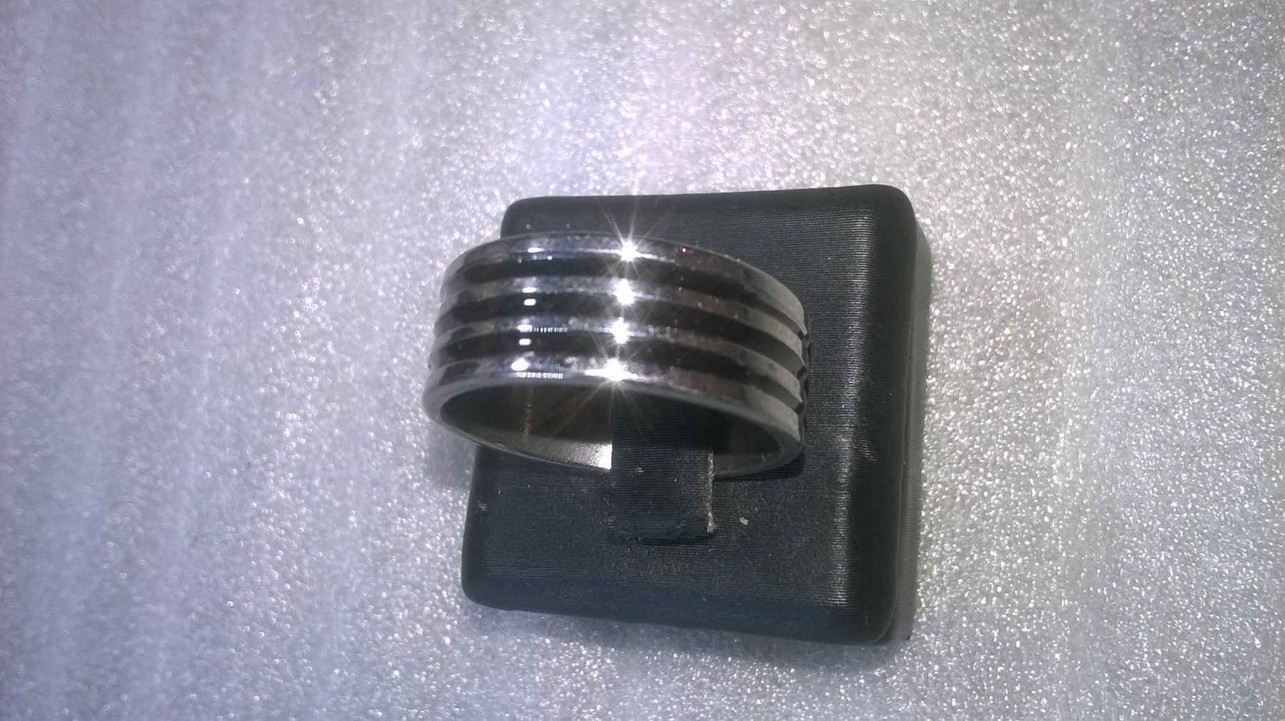 Anelli: RING EDELSTHAL SILBER FARBE MIT SCHWARZ GEMACHT,,,GLANZIG – Nuovo (secondo la descrizione) da Basel venduto da bijoutrie_4 2