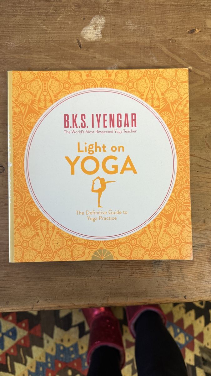 Libri: Light on yoga book by BKS Iyengar – Nuovo (secondo la descrizione) da Zürich venduto da NorinaAurora