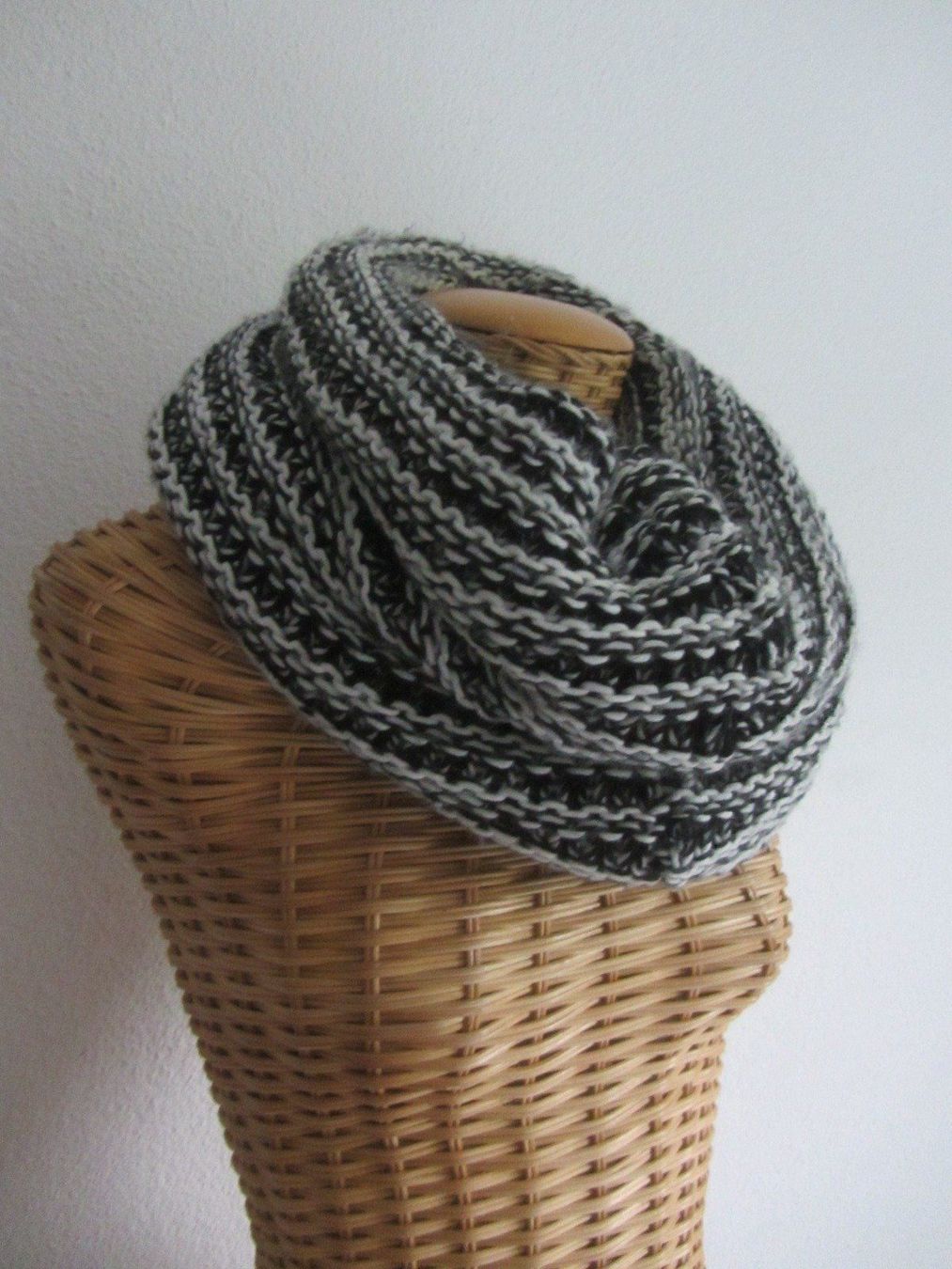 Foulards & écharpes: Strick Loop Schlauchschal schwarz-weiss – D'occasion à Zürich par Diazaio