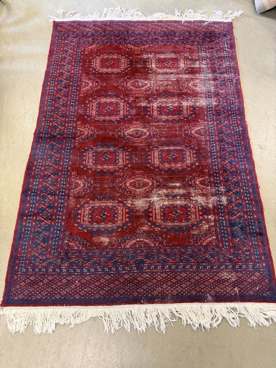 Tapis: Orientteppich mit Muster rot/blau Alt Defekt – Défectueux à Strengelbach par RaenAntikDesign