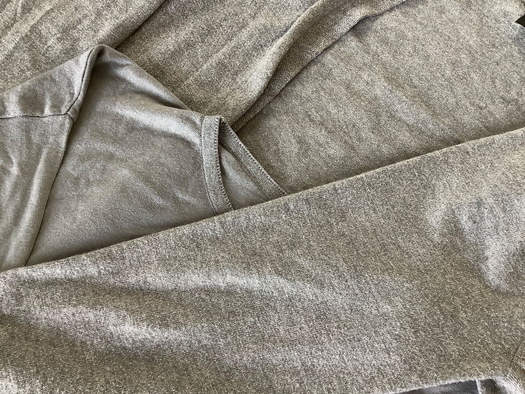Benetton Lotti di vestiti: Wunderschöne Kleider-Combi Seidenpulli und Jacke (Twin-Set) – Usato da Triesen venduto da boston7 3