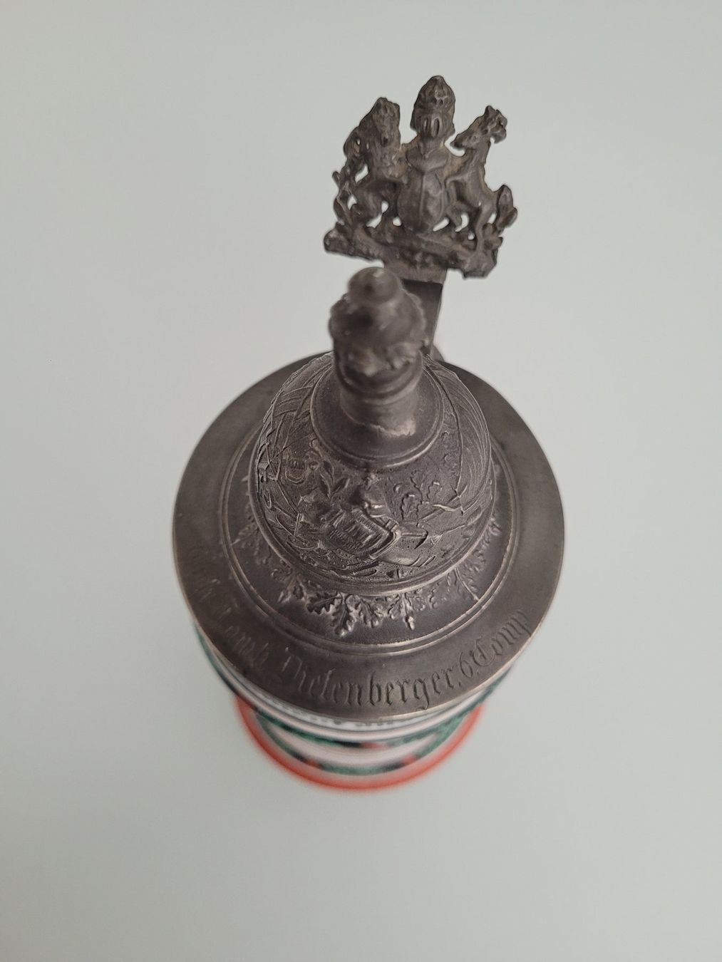 Bicchieri: Antiker Bierkrug mit Zinndeckel/ Regimentskrug. – Usato da Hagendorn venduto da hagendorna 2