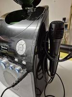 Stereoanlage mit zwei Mikrophon, Bluetooth, und USB.