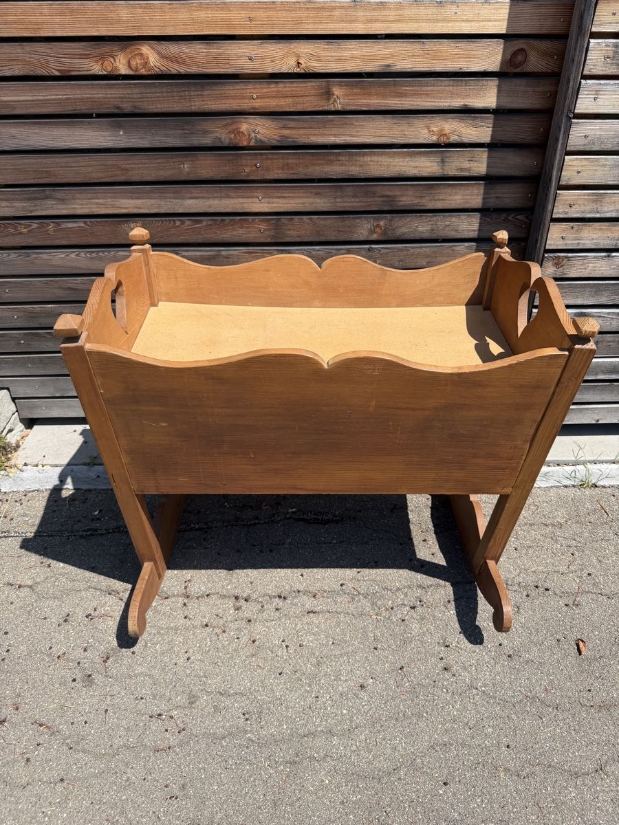 Wippen & Schaukeln: Vintage Holzwiege – Gebraucht aus Zürich von alyssa_castro 2