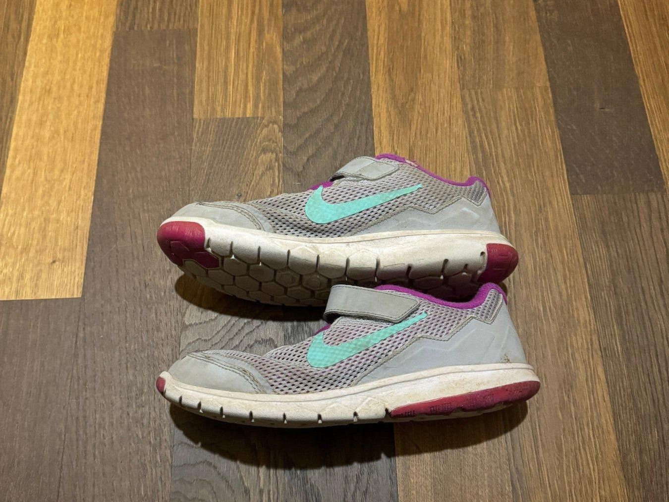 Nike Schuhe für Mädchen: Nike Turnschuhe Gr. 32 – Gebraucht aus Würenlos von CaSteSeNievis 1